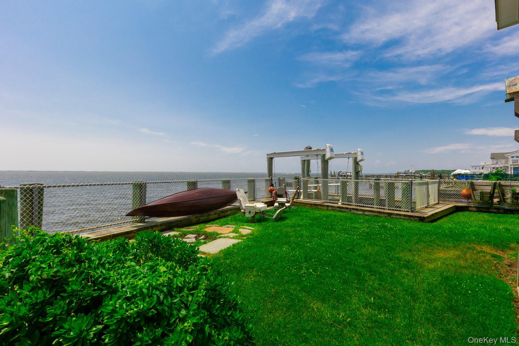 49 W Bayview Avenue W, Lindenhurst, NY 11757