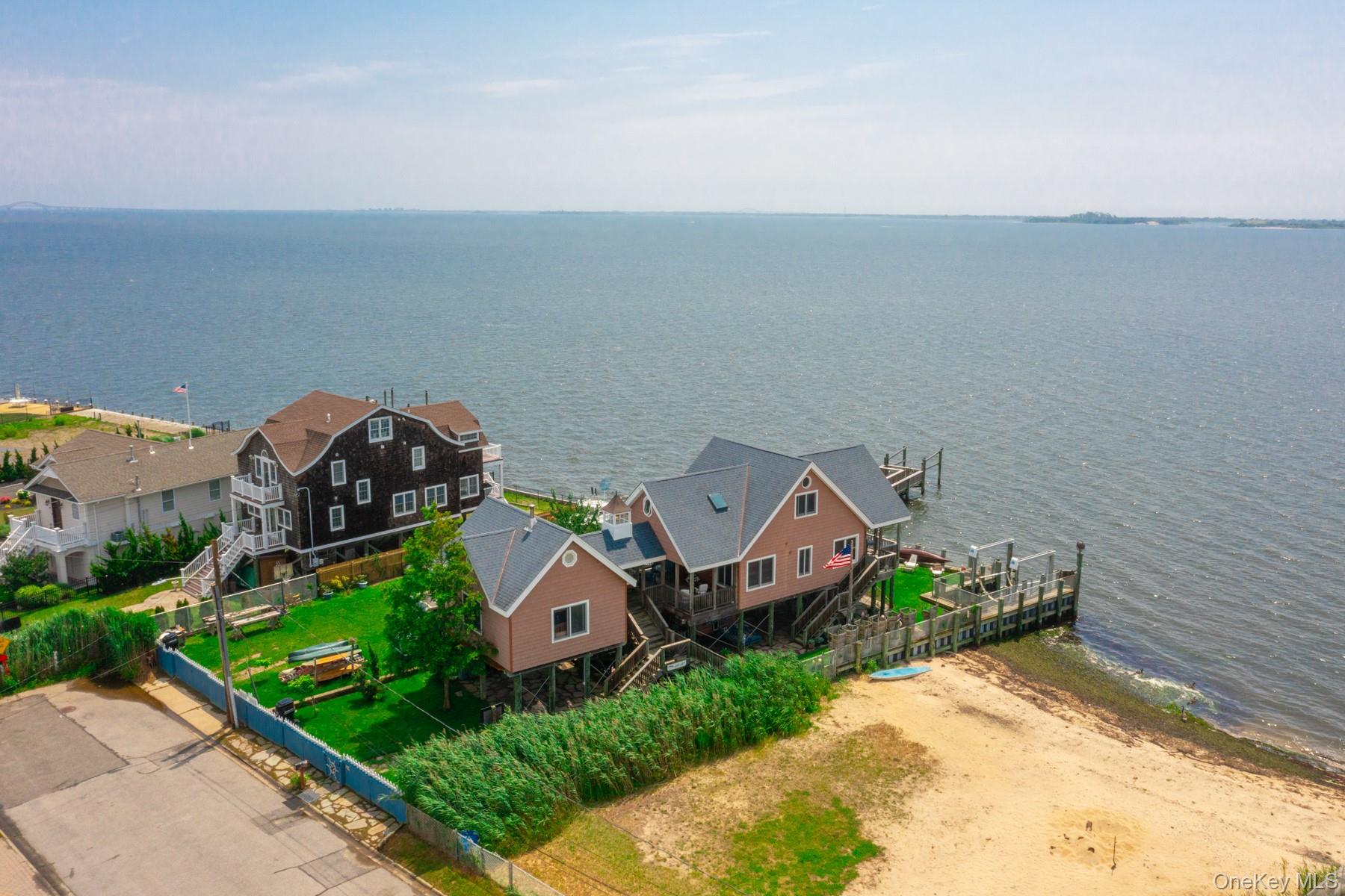 49 W Bayview Avenue W, Lindenhurst, NY 11757