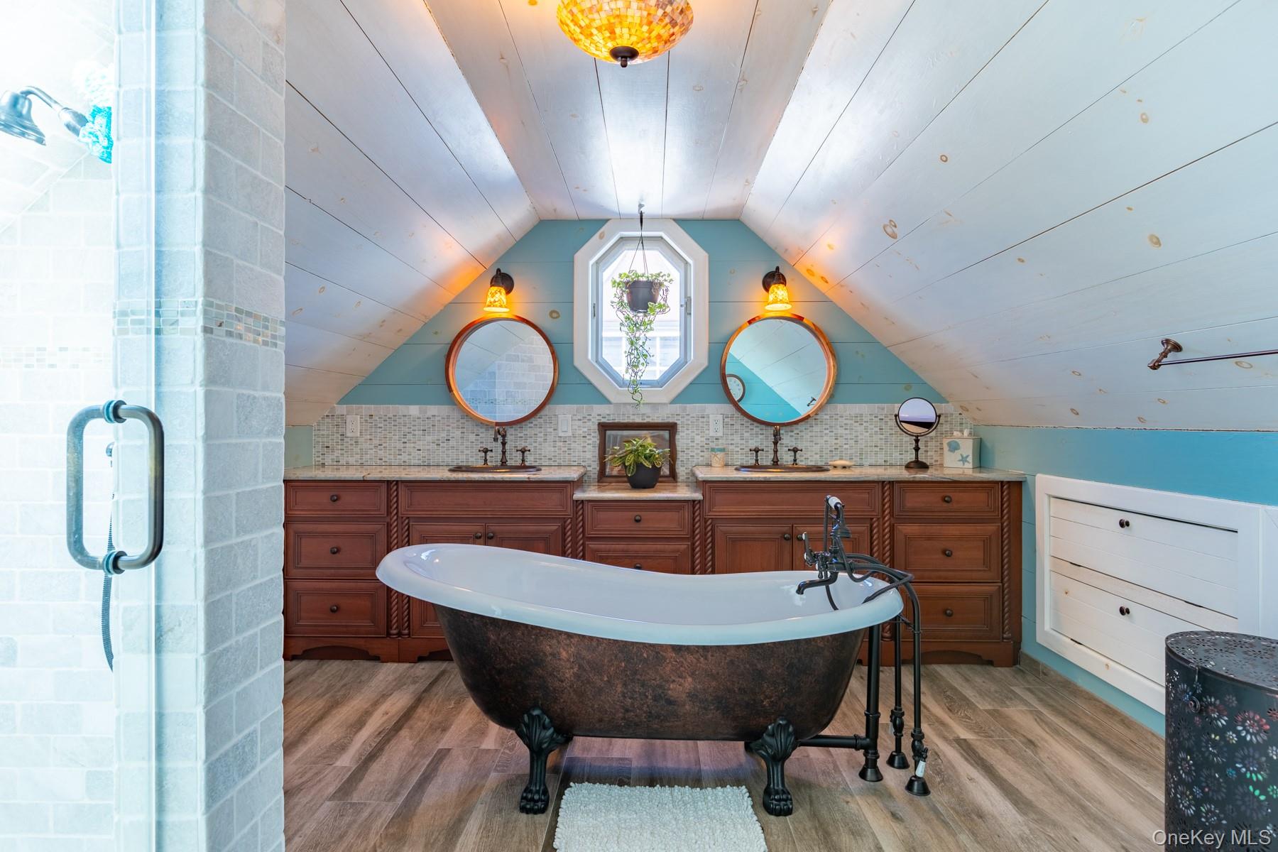 49 W Bayview Avenue W, Lindenhurst, NY 11757