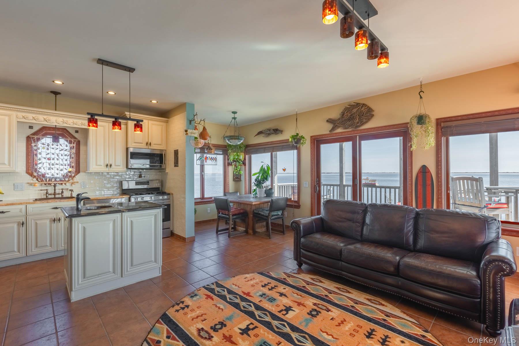 49 W Bayview Avenue W, Lindenhurst, NY 11757