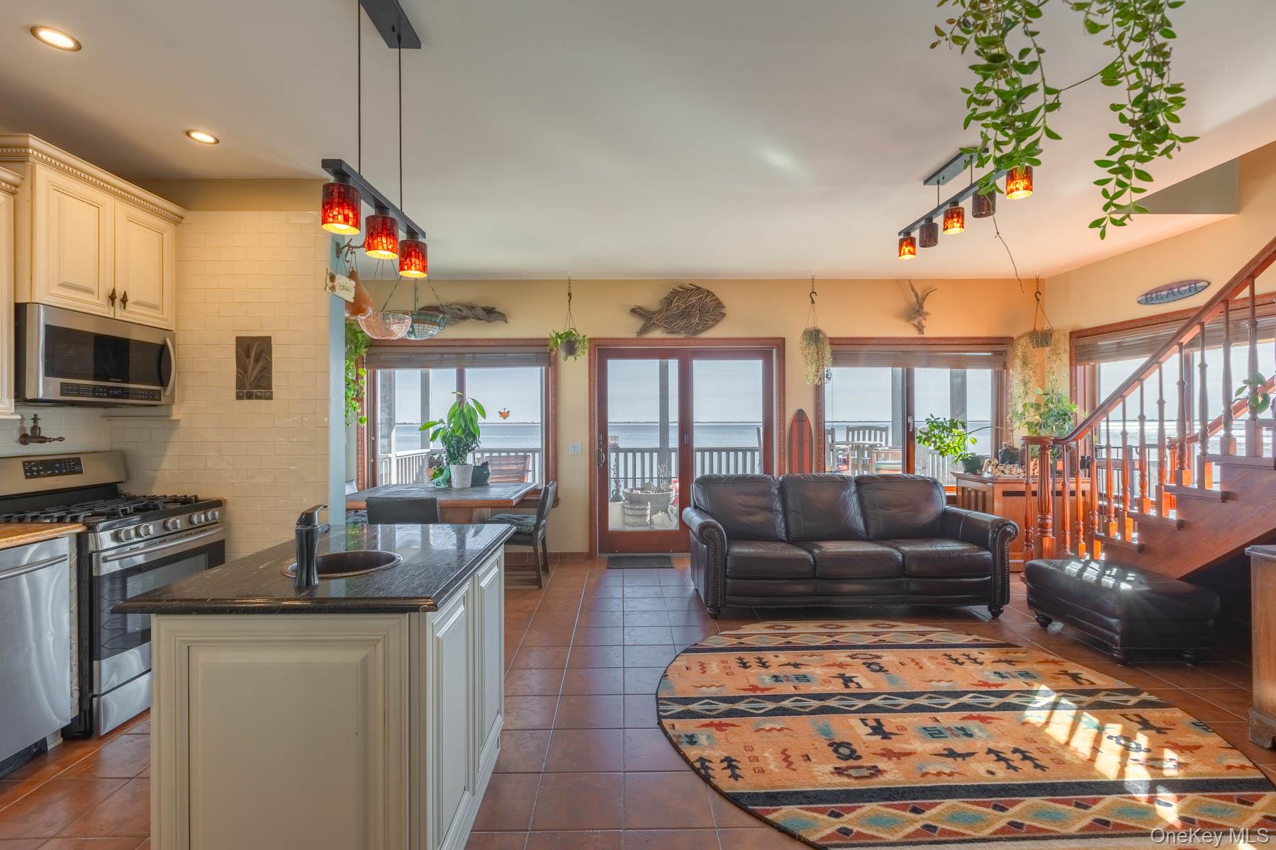 49 W Bayview Avenue W, Lindenhurst, NY 11757