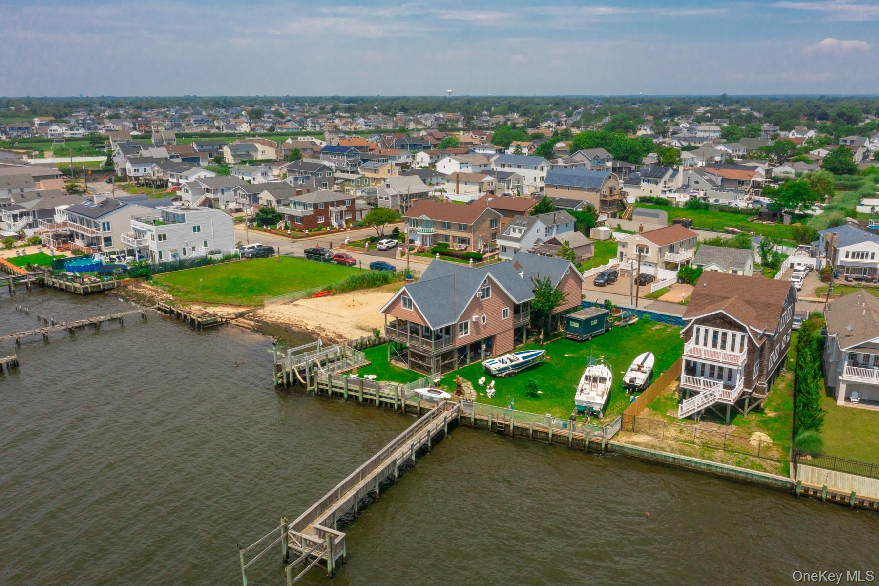 49 W Bayview Avenue W, Lindenhurst, NY 11757