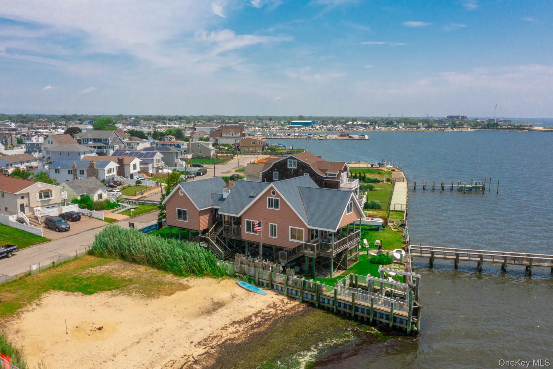 49 W Bayview Avenue W, Lindenhurst, NY 11757