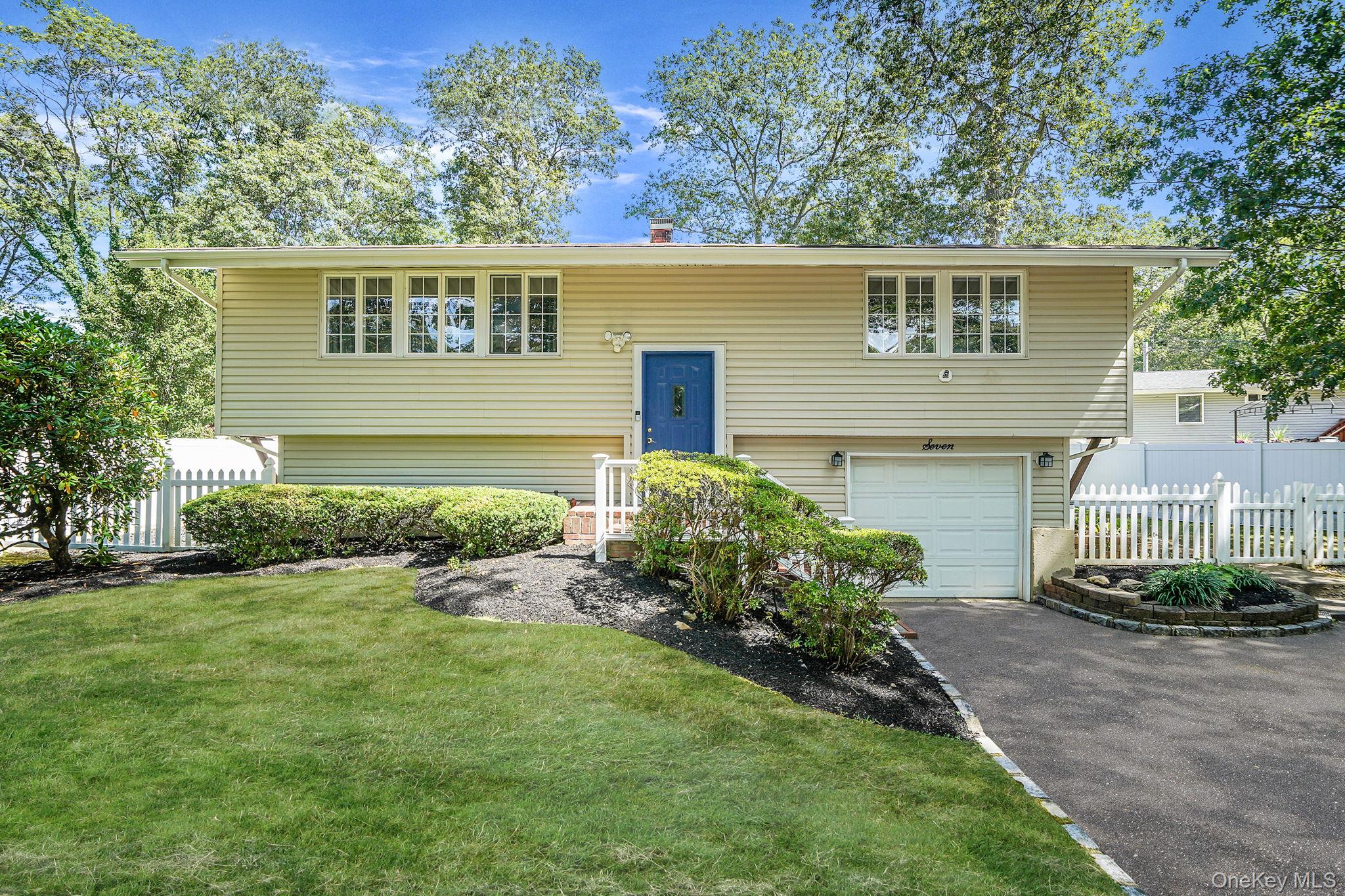 7 Deepdale Drive, Commack, NY 11725