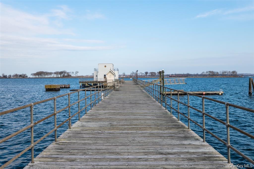 18 Windward Lane # 17, Bronx, NY 10464