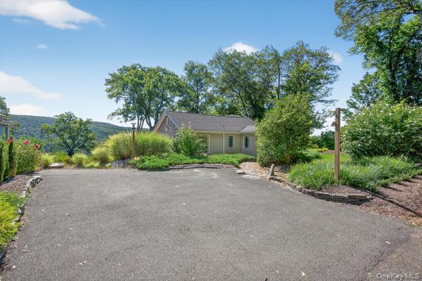 6 Deer Trail N, Greenwood Lake, NY 10925