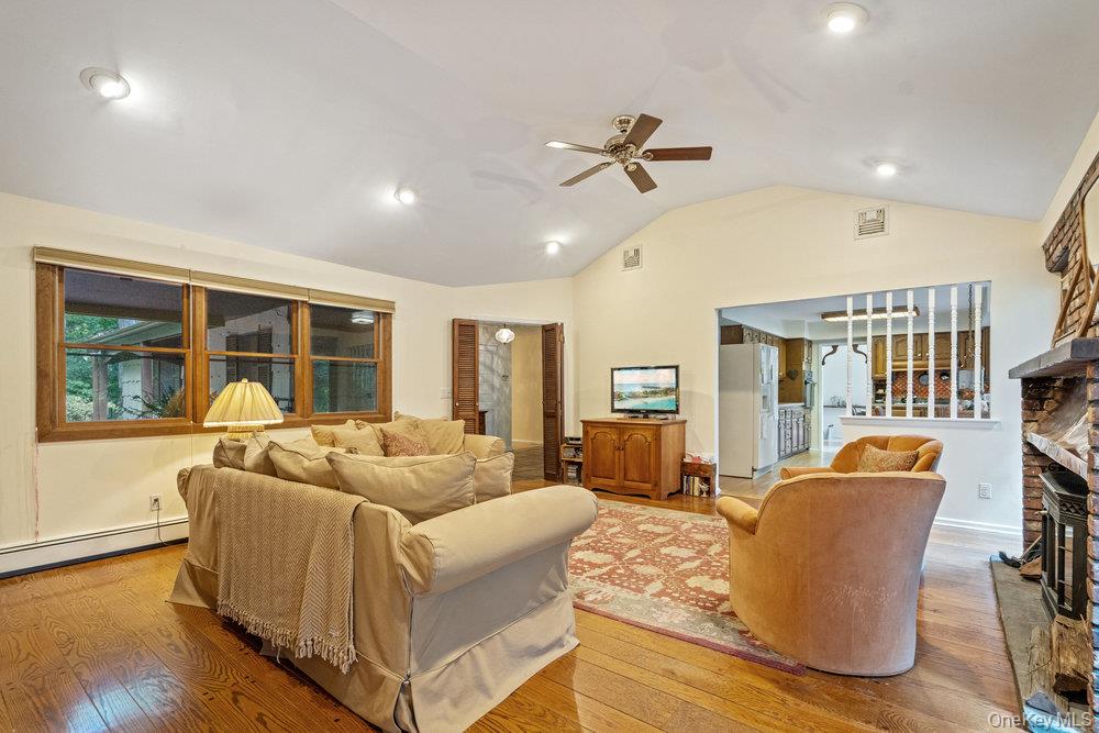 7 Chatham Place, Dix Hills, NY 11746