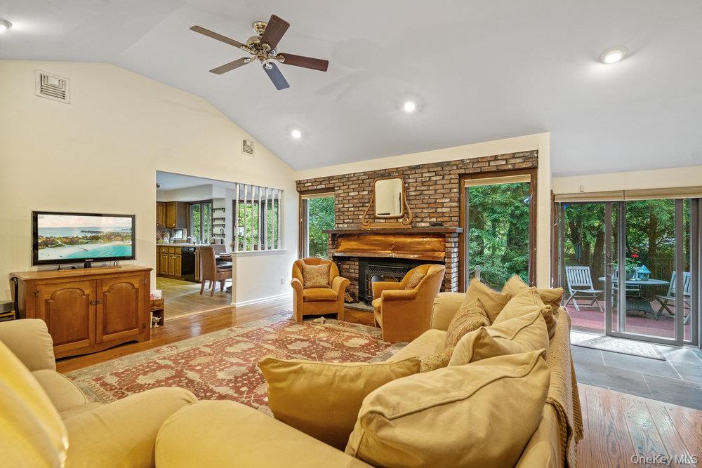 7 Chatham Place, Dix Hills, NY 11746