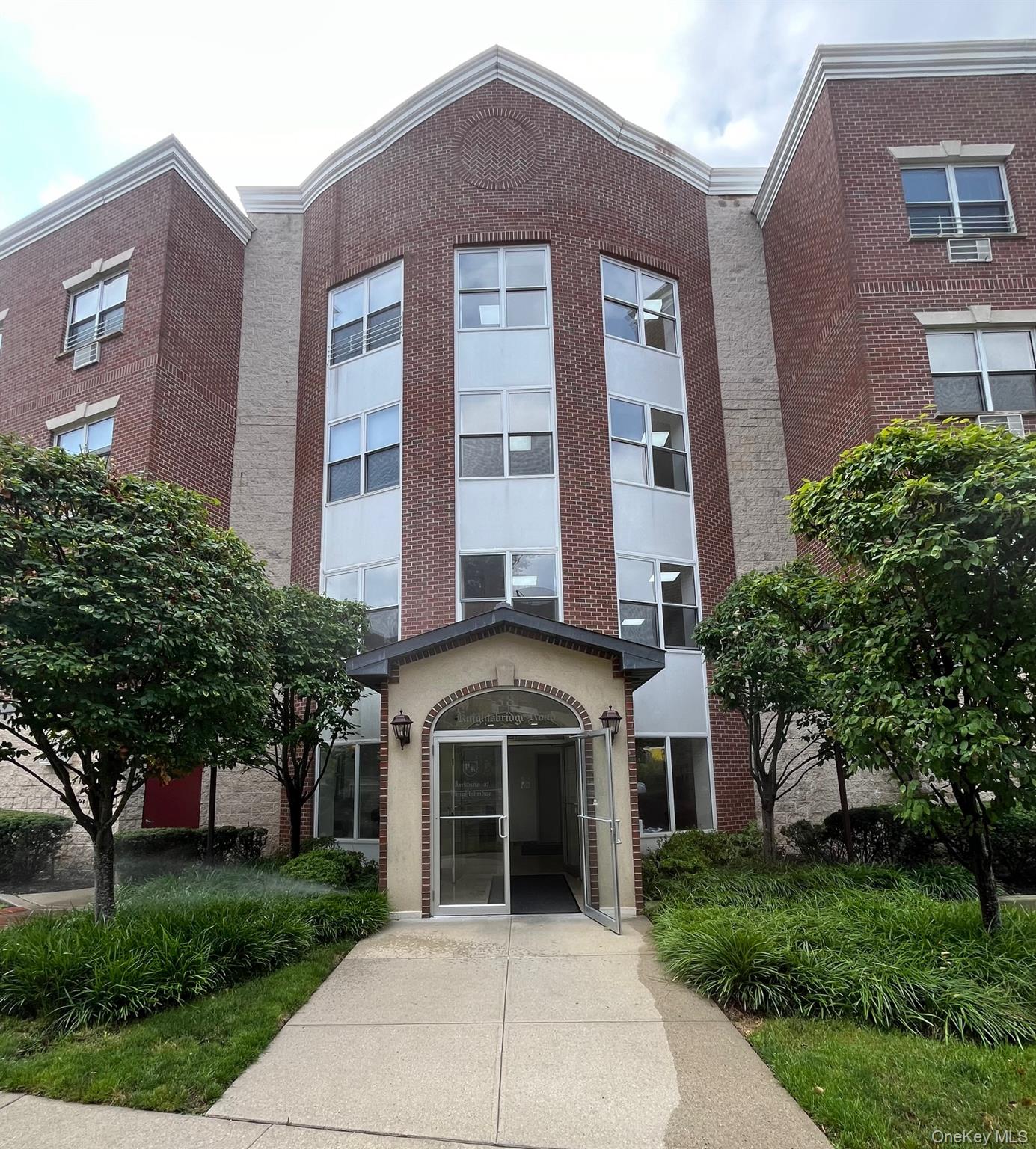 38 Knightsbridge Road # 2E, Great Neck, NY 11021