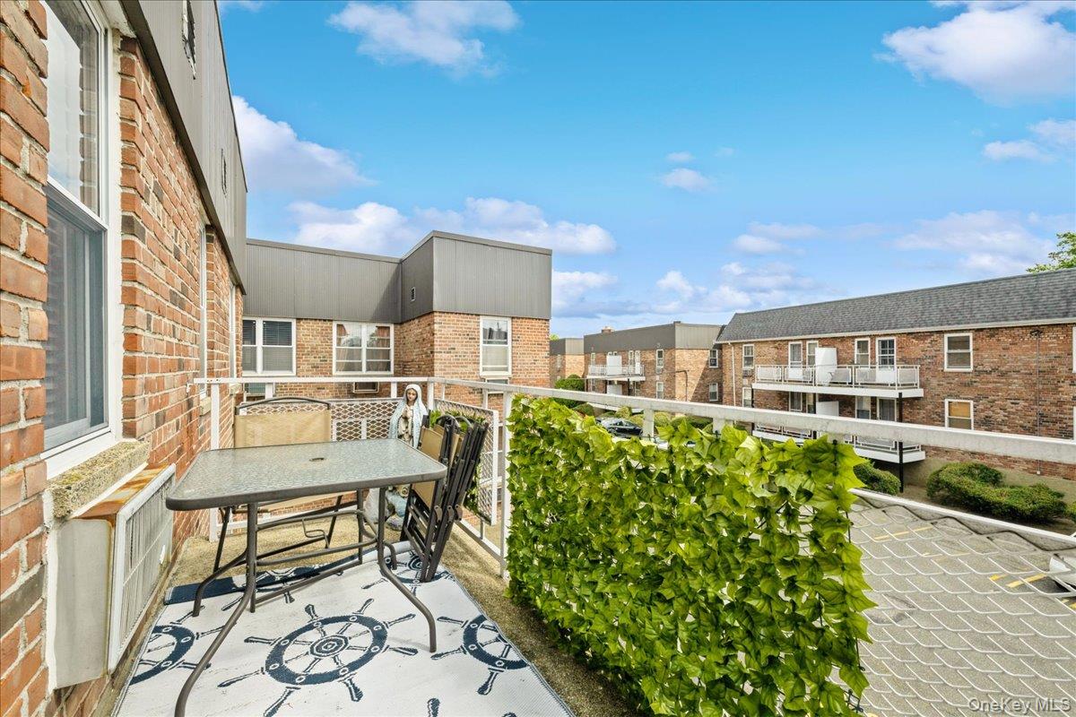 2 Fowler Avenue # 206, Lynbrook, NY 11563