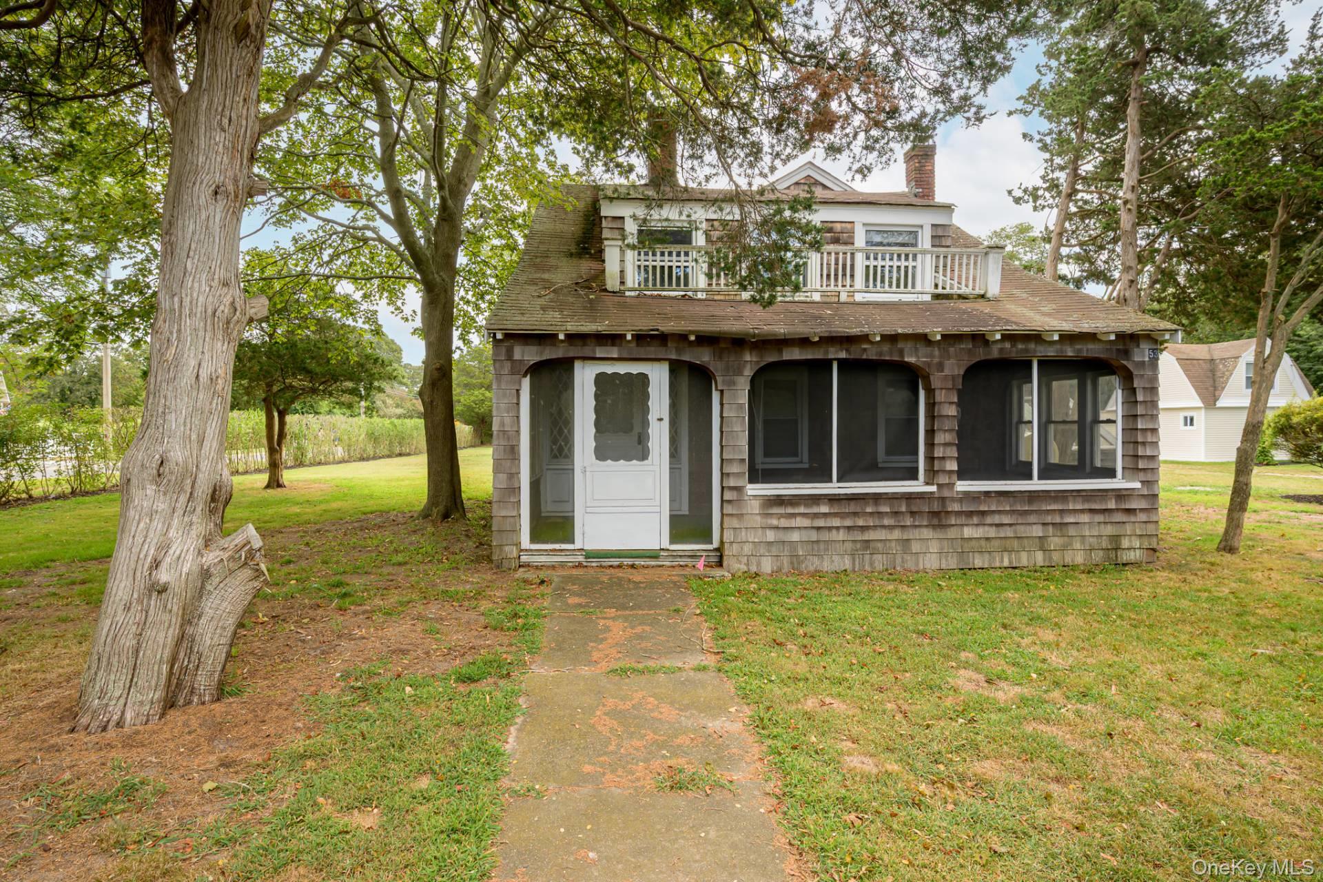 53 Foster Avenue, Hampton Bays, NY 11946