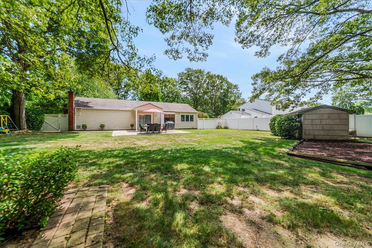 10 Pashen Place, Dix Hills, NY 11746