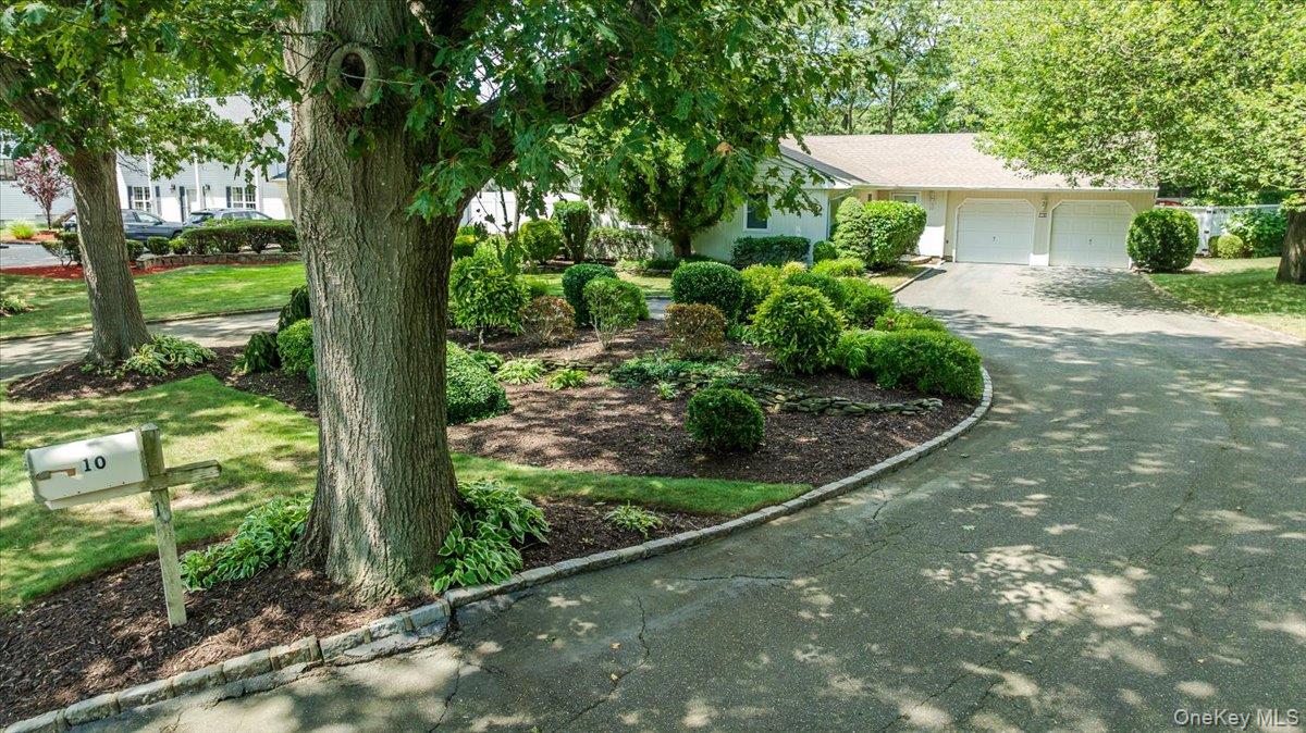 10 Pashen Place, Dix Hills, NY 11746