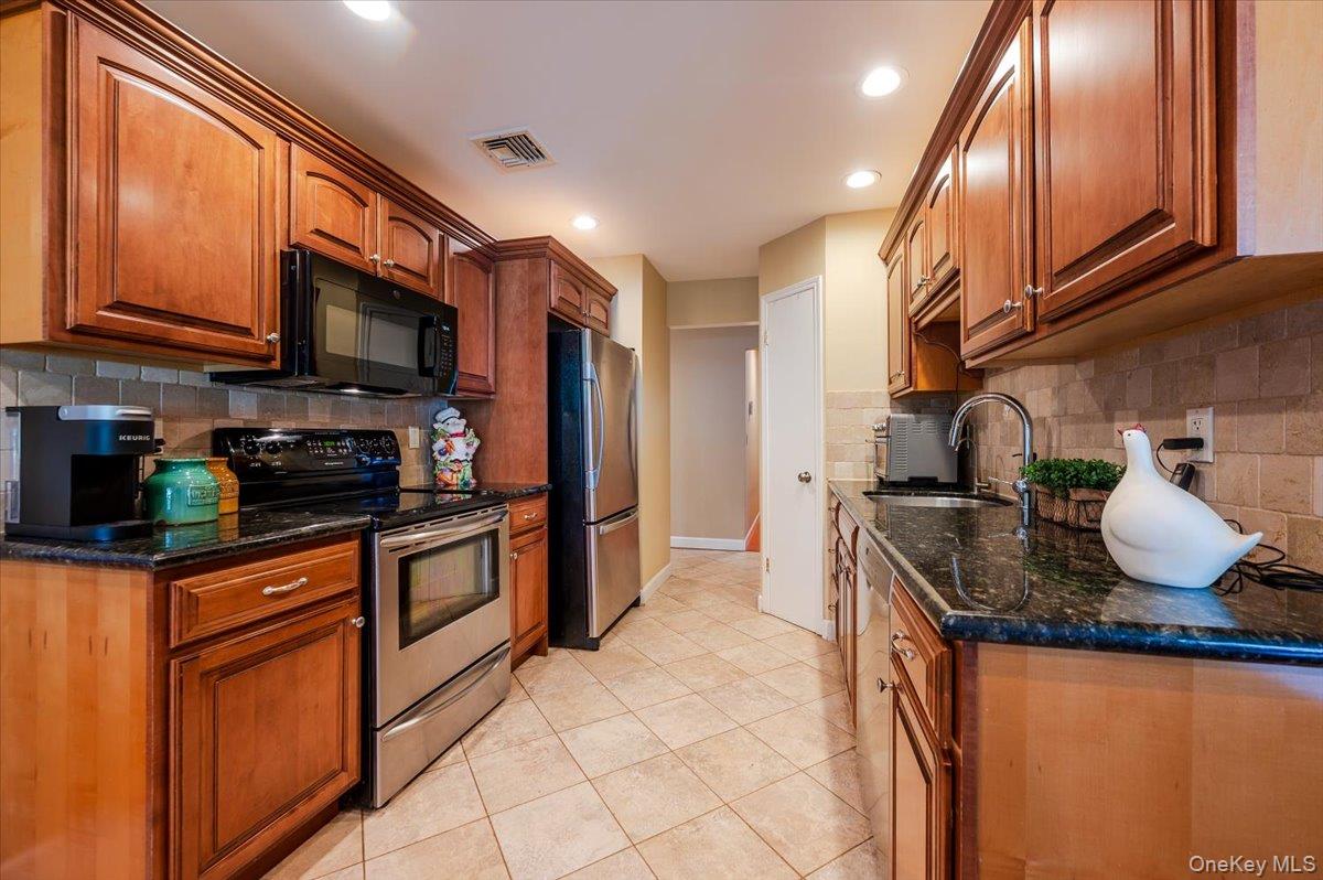 10 Pashen Place, Dix Hills, NY 11746