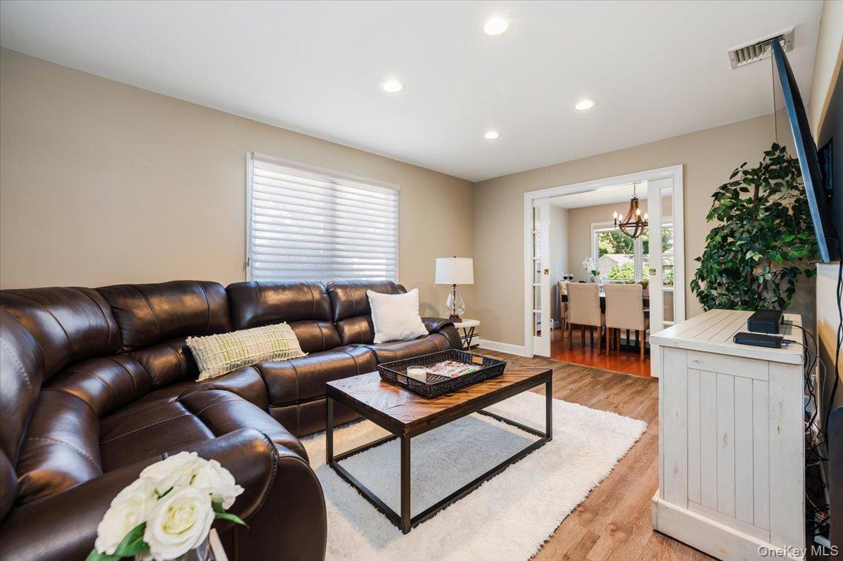 10 Pashen Place, Dix Hills, NY 11746