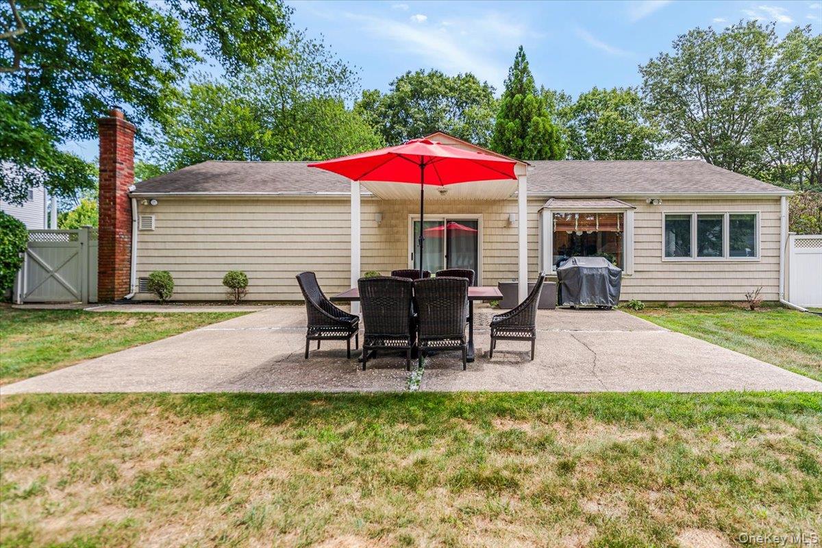 10 Pashen Place, Dix Hills, NY 11746