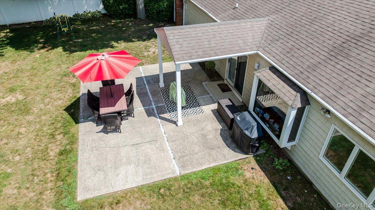 10 Pashen Place, Dix Hills, NY 11746