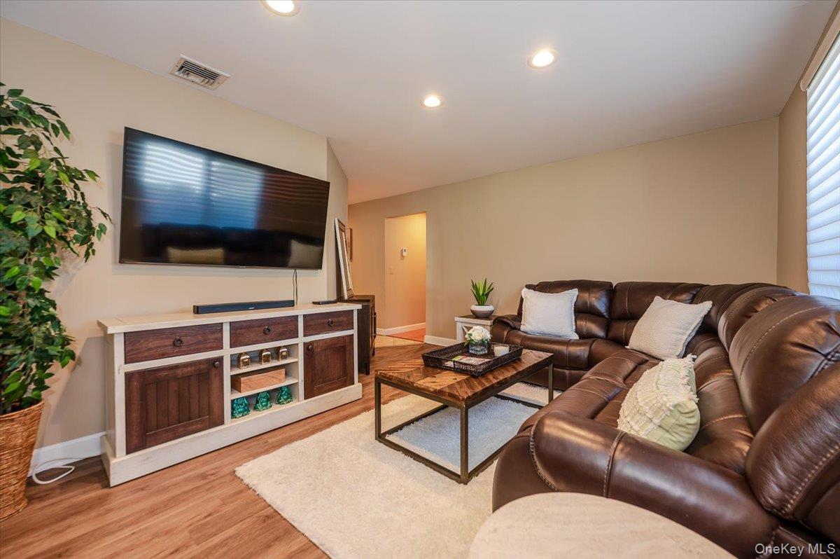 10 Pashen Place, Dix Hills, NY 11746