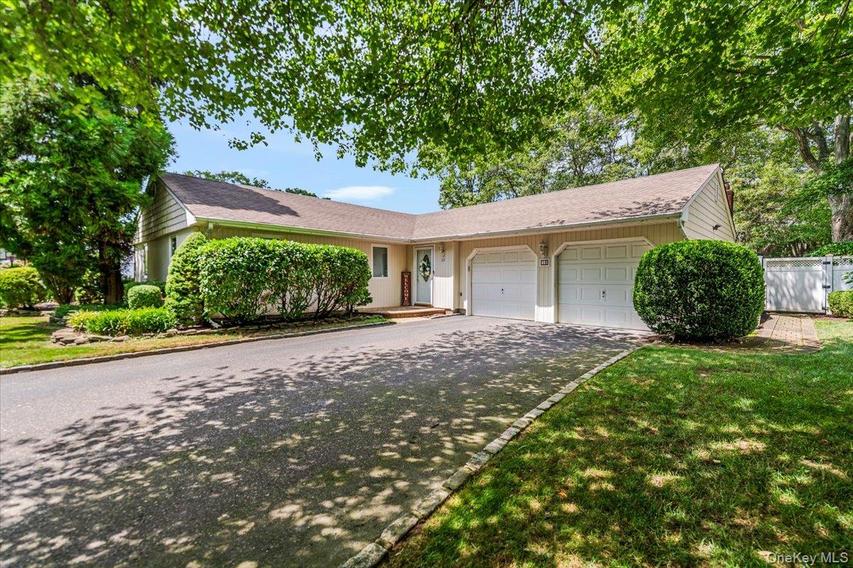 10 Pashen Place, Dix Hills, NY 11746