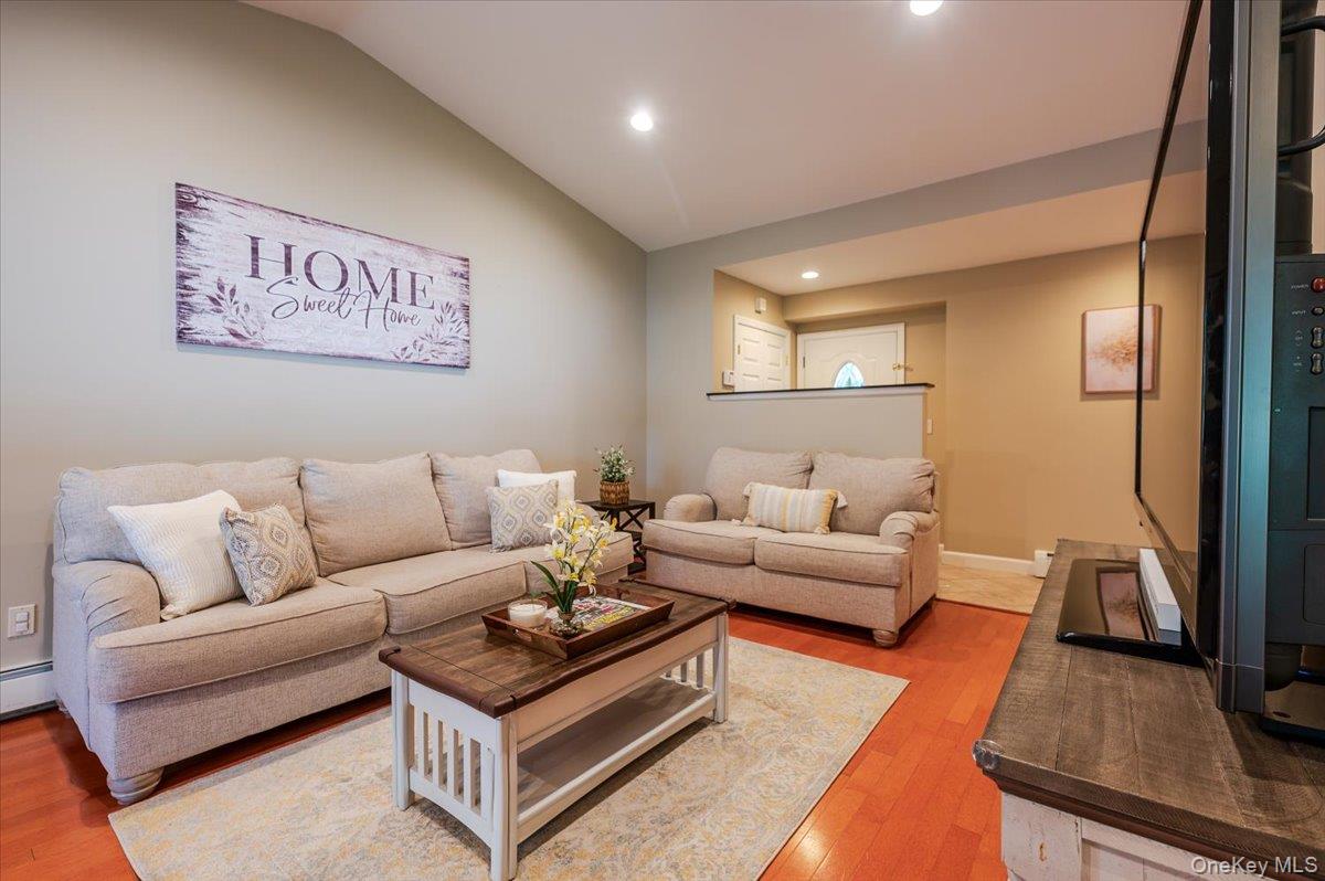 10 Pashen Place, Dix Hills, NY 11746