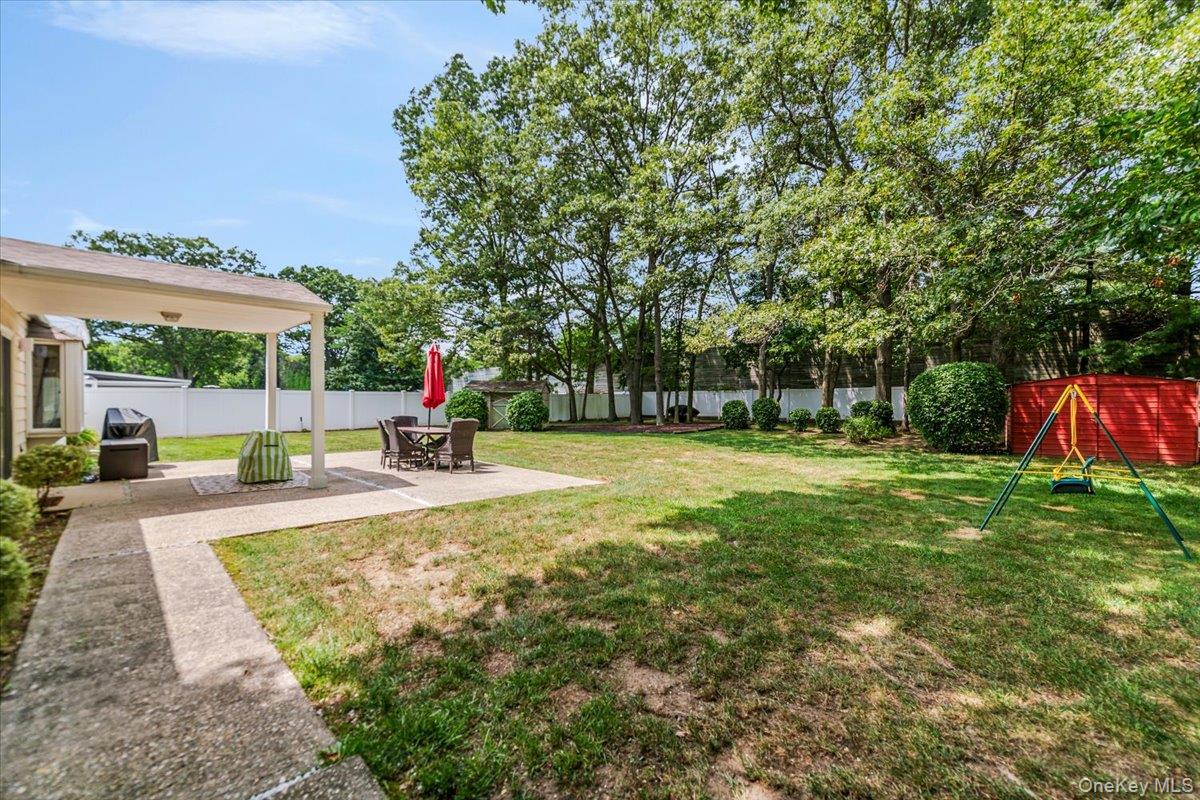 10 Pashen Place, Dix Hills, NY 11746