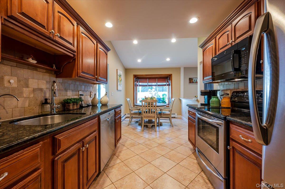 10 Pashen Place, Dix Hills, NY 11746