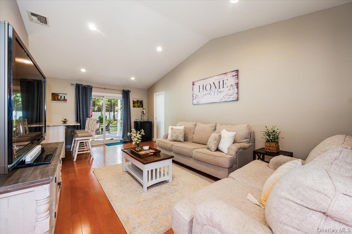 10 Pashen Place, Dix Hills, NY 11746