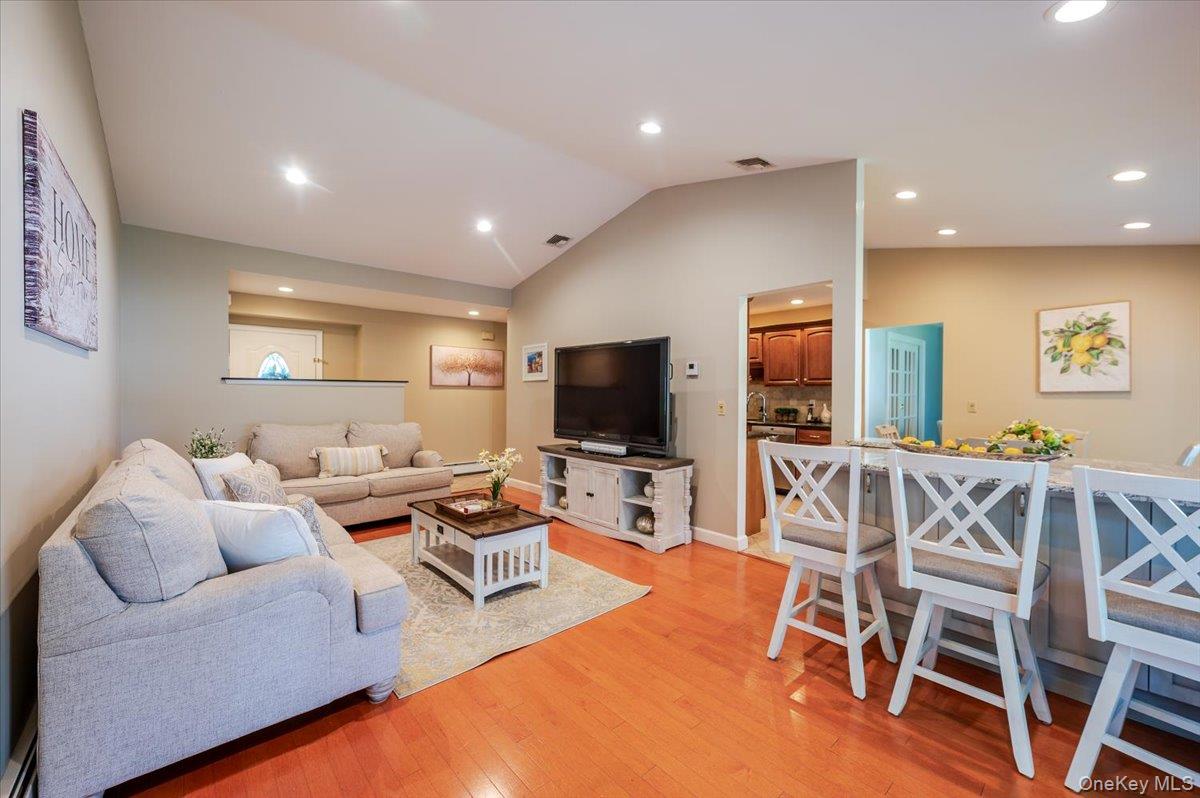 10 Pashen Place, Dix Hills, NY 11746