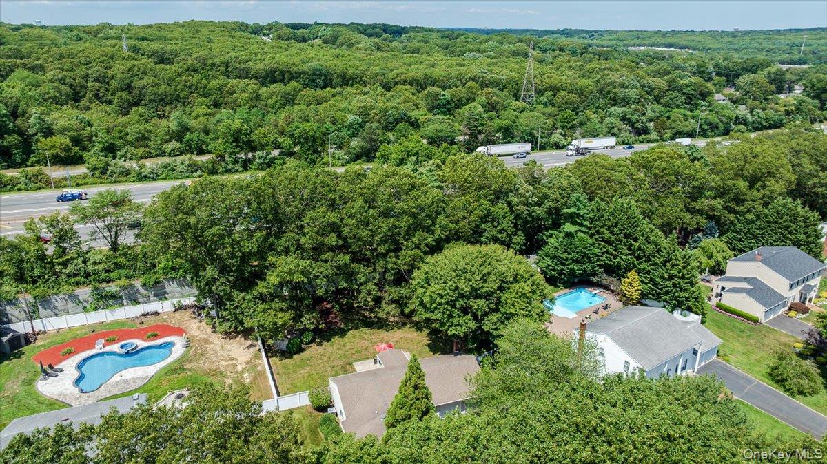 10 Pashen Place, Dix Hills, NY 11746