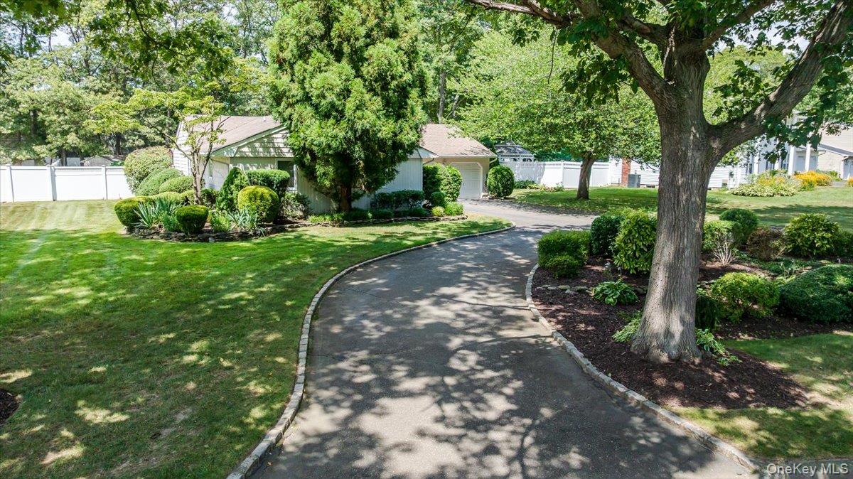 10 Pashen Place, Dix Hills, NY 11746