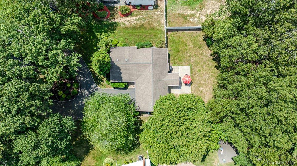 10 Pashen Place, Dix Hills, NY 11746