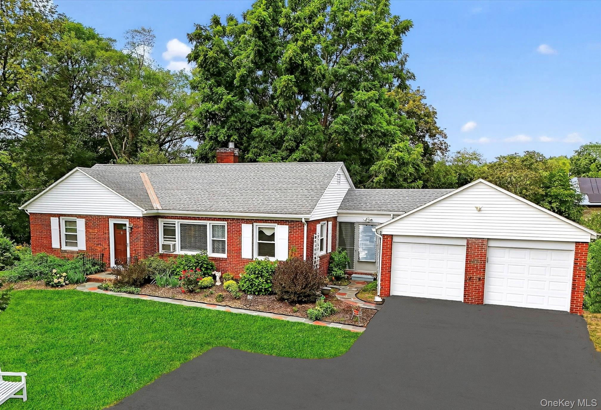 75 W Dorsey Lane, Hyde Park, NY 12538