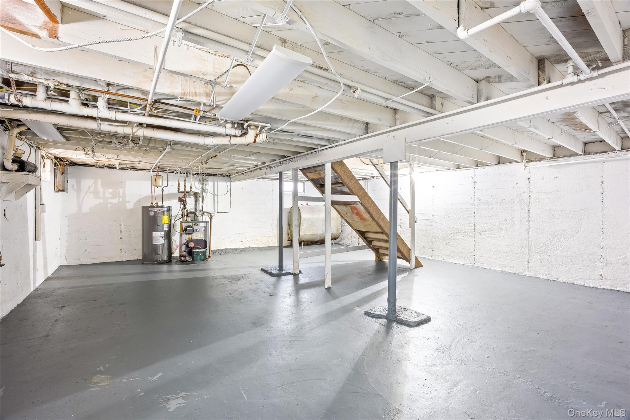 196 S Broome Avenue, Lindenhurst, NY 11757