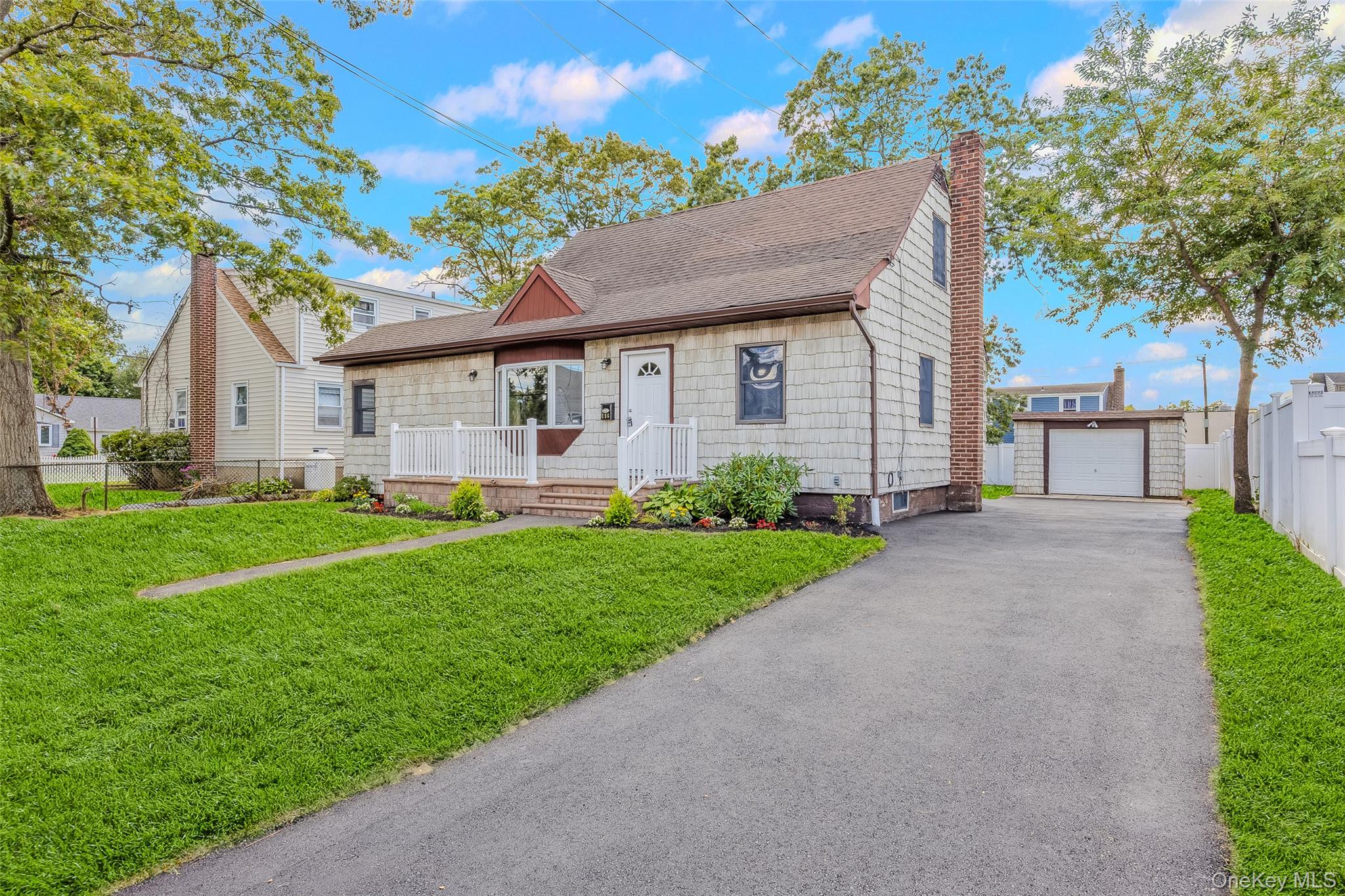 196 S Broome Avenue, Lindenhurst, NY 11757