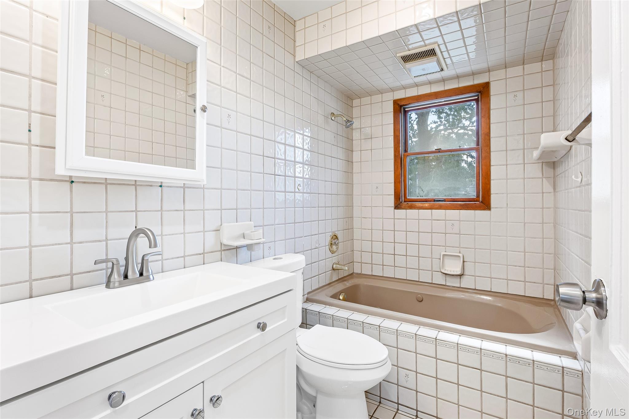 196 S Broome Avenue, Lindenhurst, NY 11757