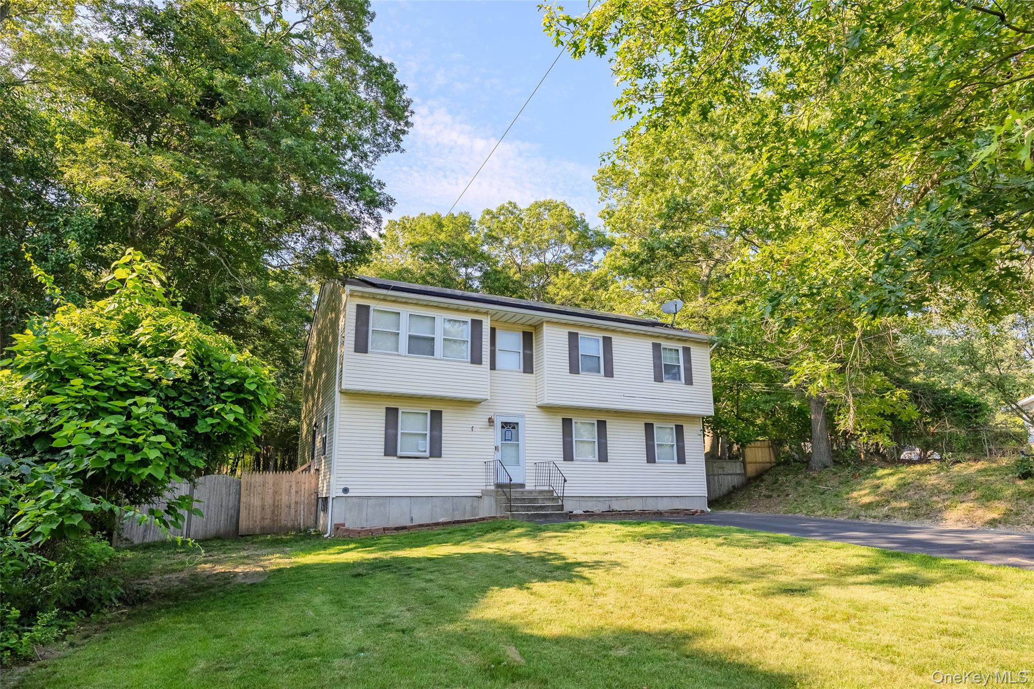 11 Seymour Lane, Medford, NY 11763