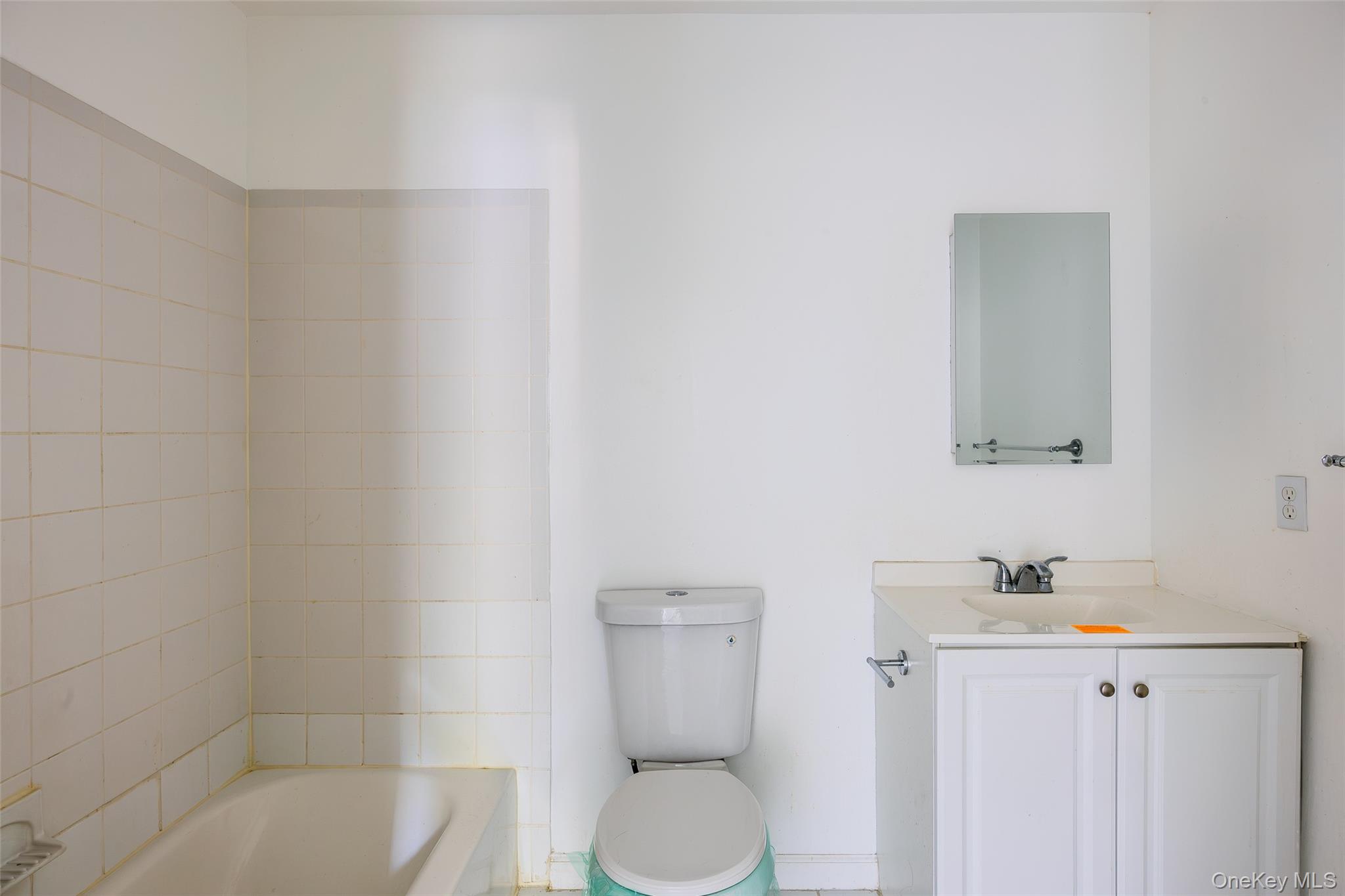 11 Seymour Lane, Medford, NY 11763