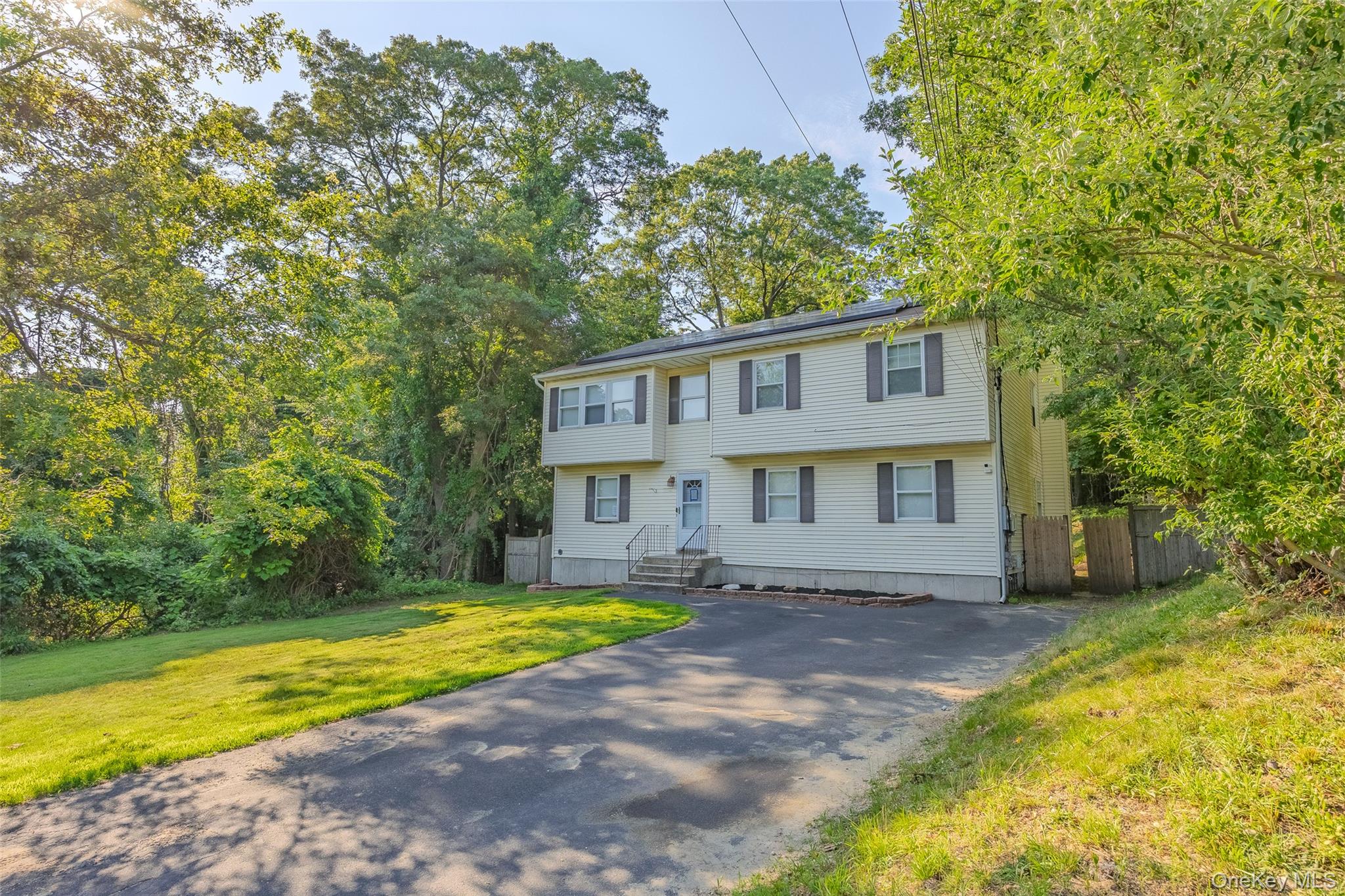 11 Seymour Lane, Medford, NY 11763