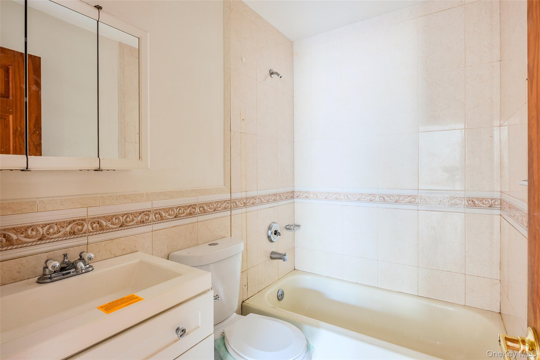 11 Seymour Lane, Medford, NY 11763