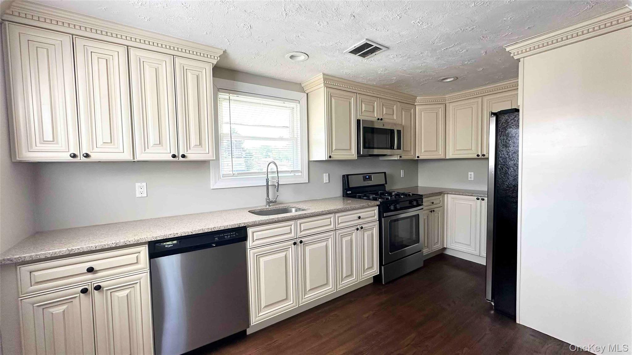 27 Southridge Drive # 2, Glen Cove, NY 11542