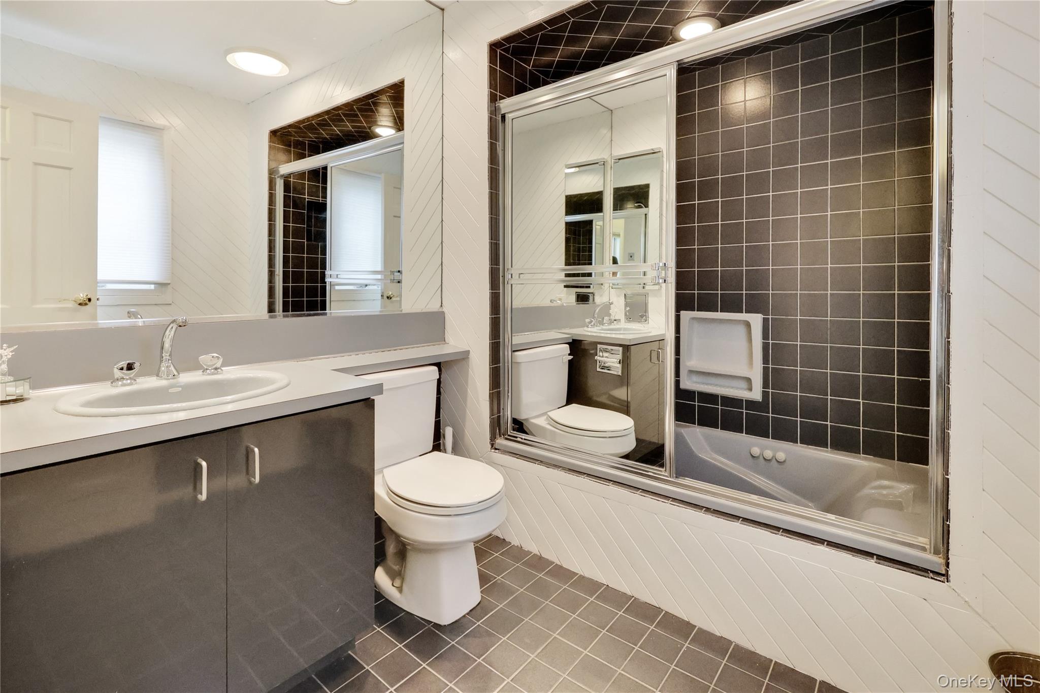 4 Willow Lane, Hewlett Harbor, NY 11557