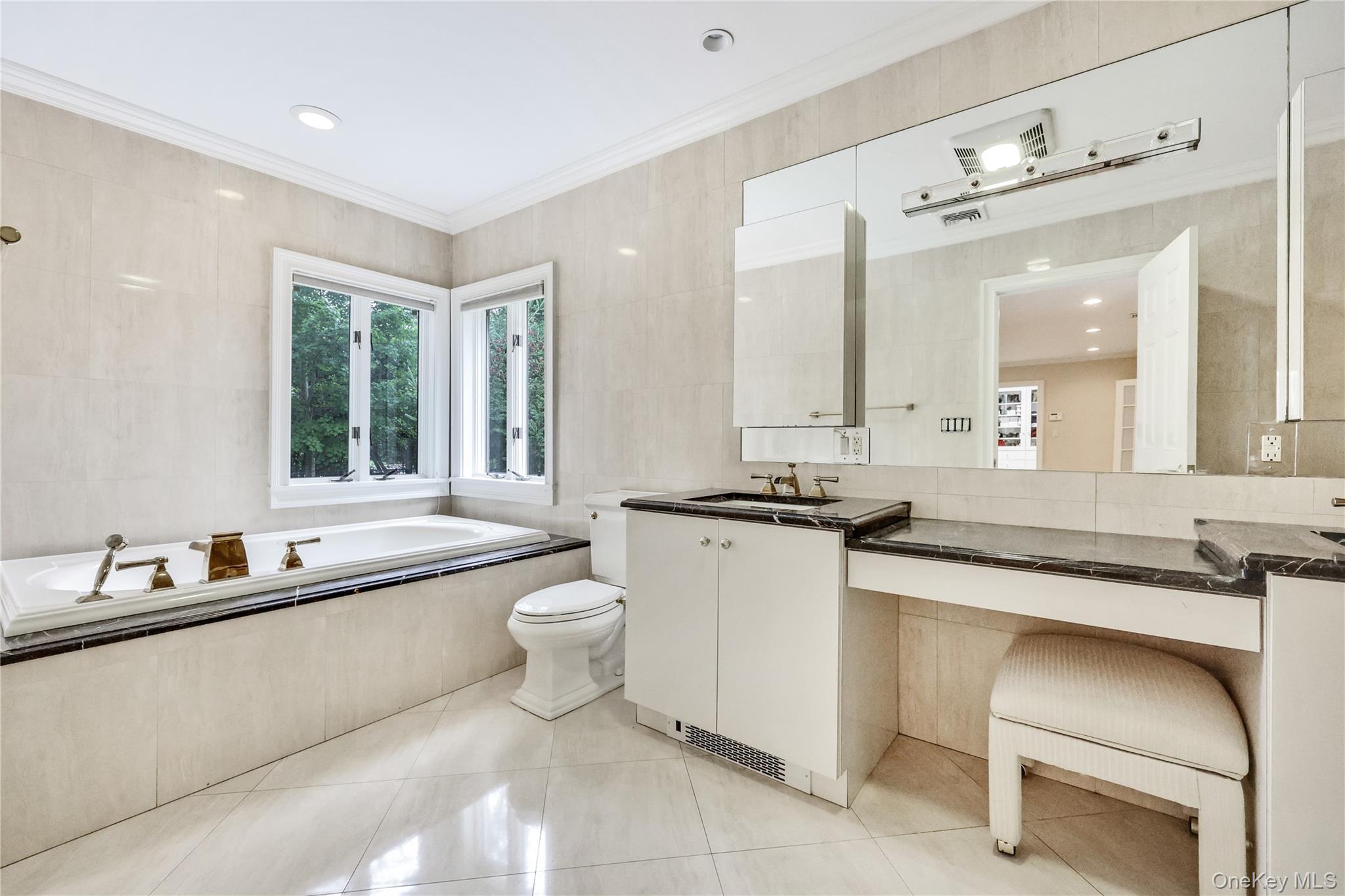 4 Willow Lane, Hewlett Harbor, NY 11557