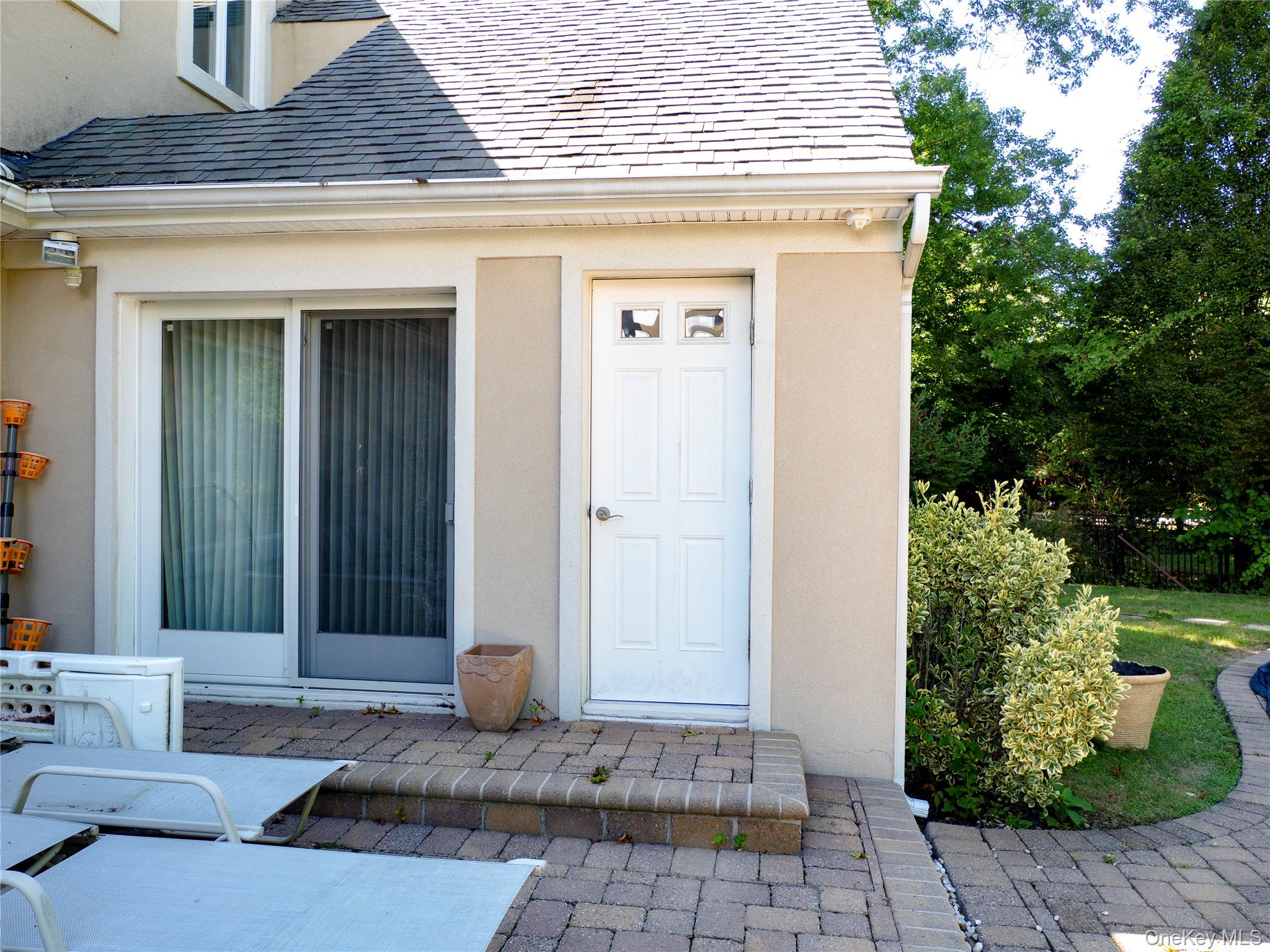 4 Willow Lane, Hewlett Harbor, NY 11557