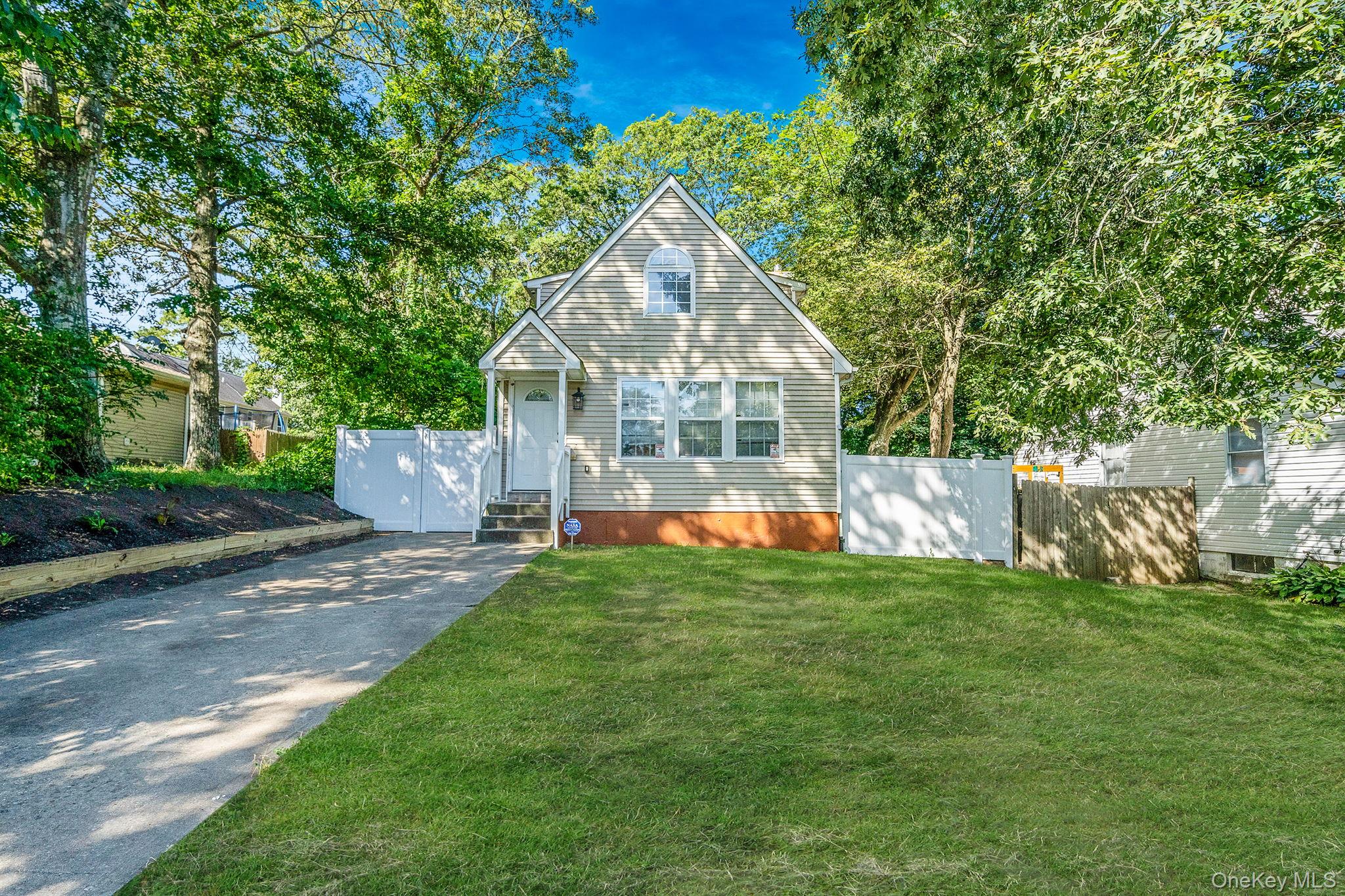 14 Hawthorne Street, Mastic, NY 11950
