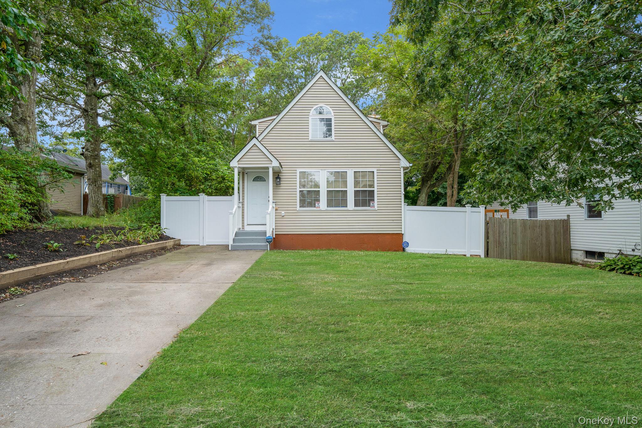 14 Hawthorne Street, Mastic, NY 11950