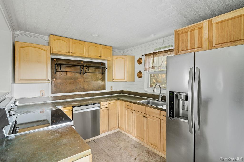 230 Lakeside Trail, Ridge, NY 11961