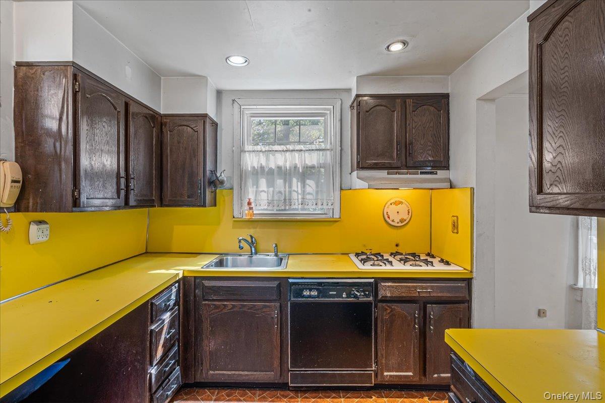 18019 Grand Central Parkway, Jamaica Estates, NY 11432