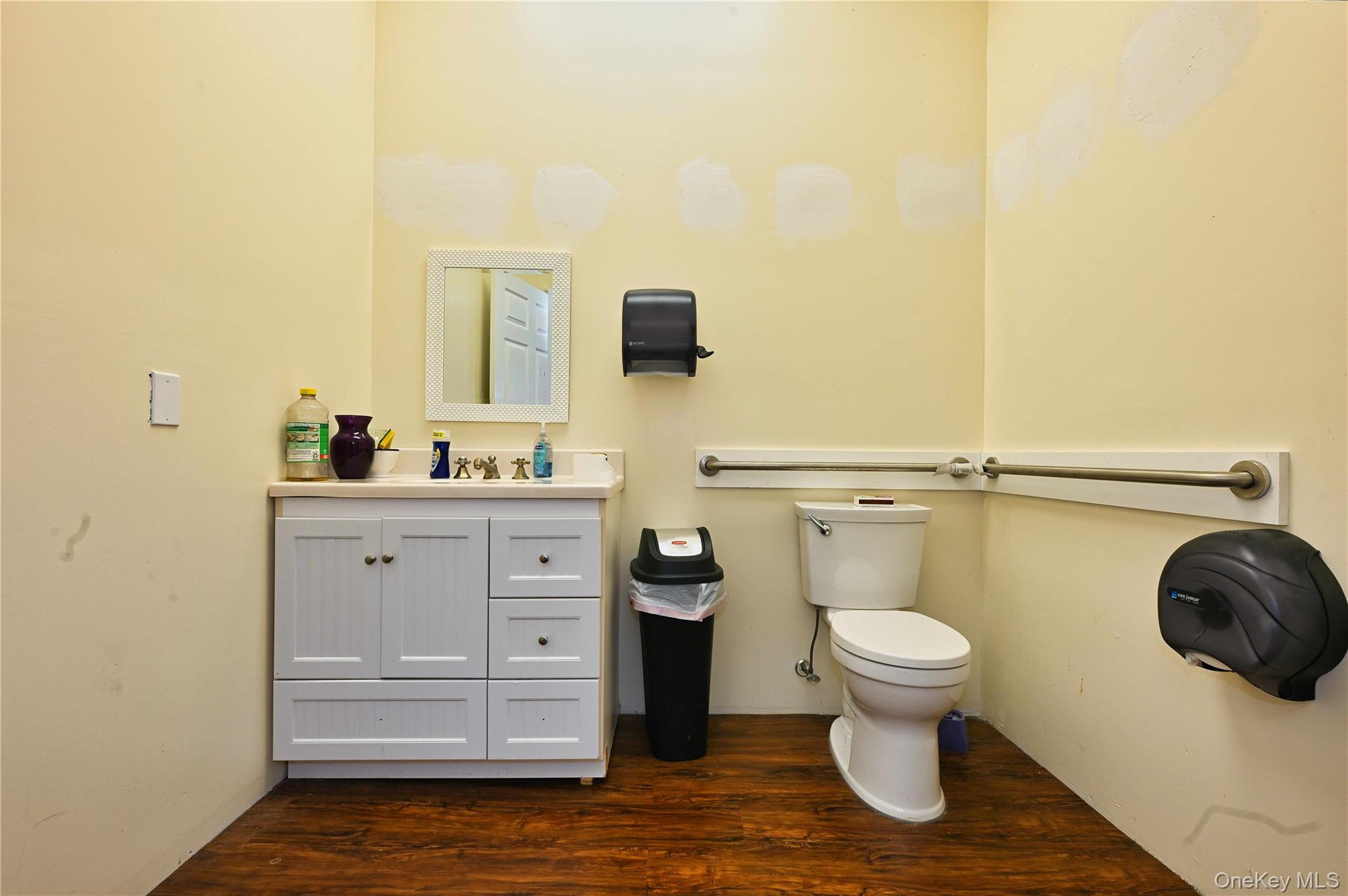 76 Montauk Highway, Amityville, NY 11701