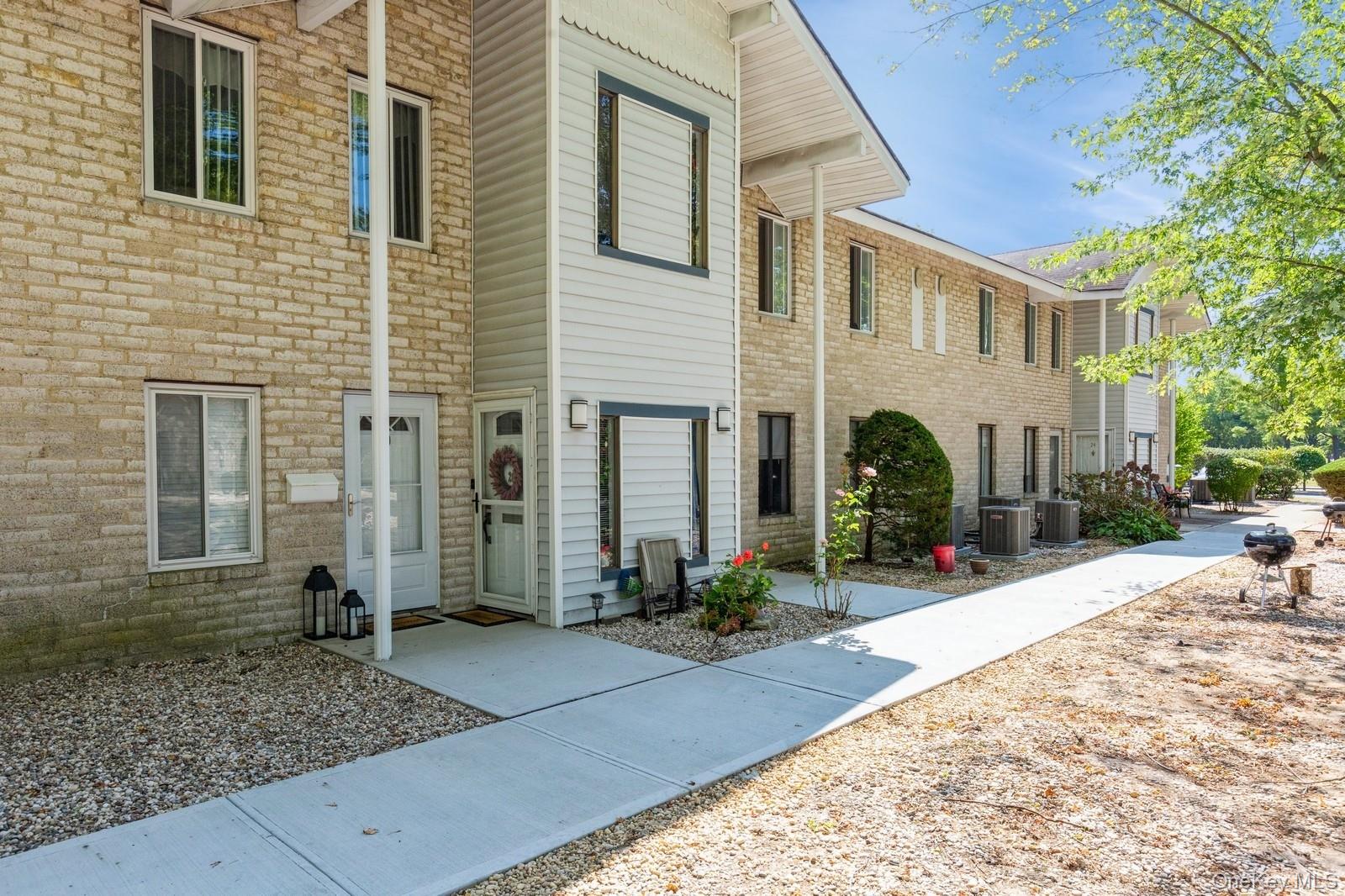 19 Redwood Court # 19, Coram, NY 11727