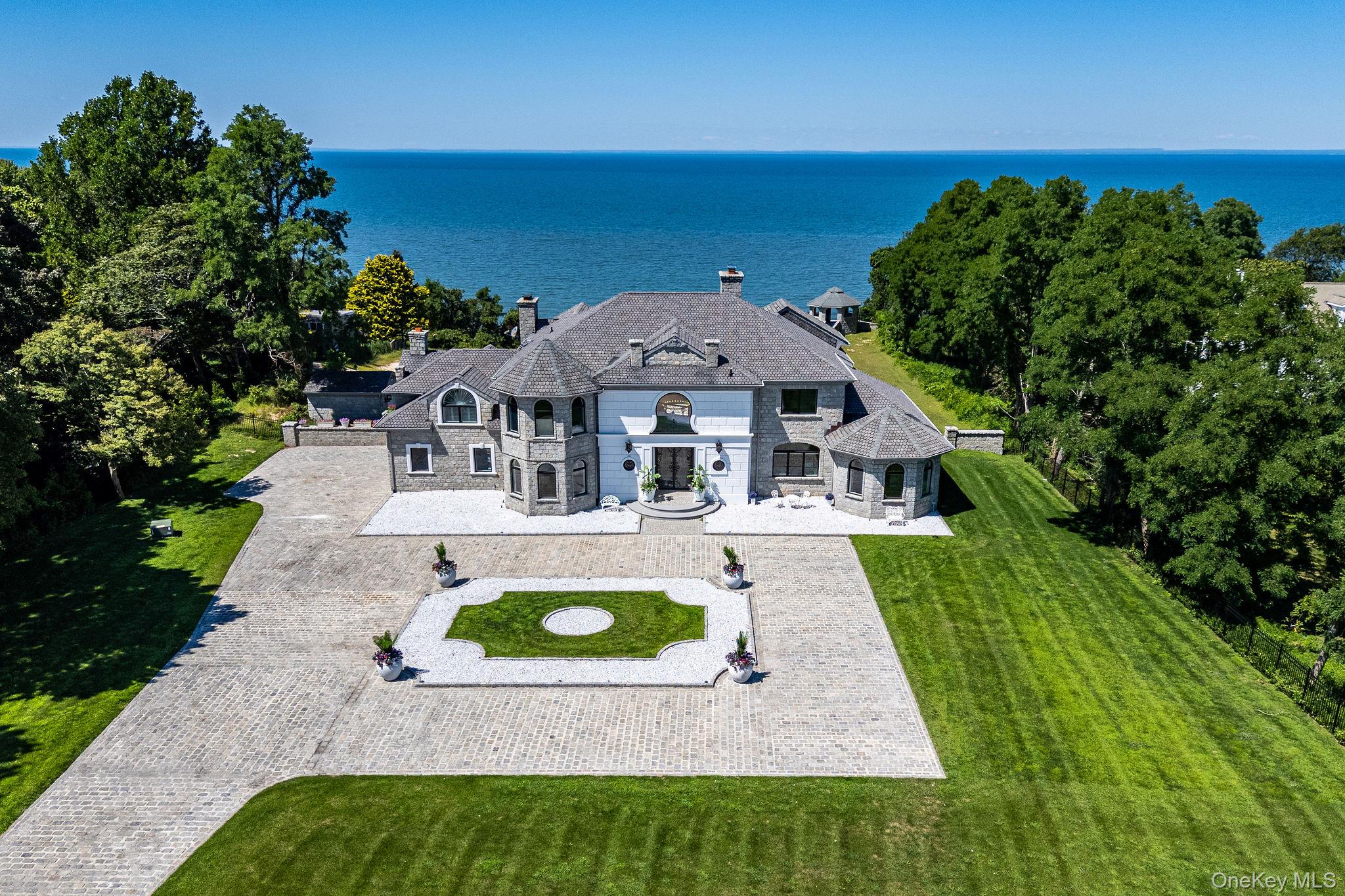 3875 Hallock Lane, Mattituck, NY 11952